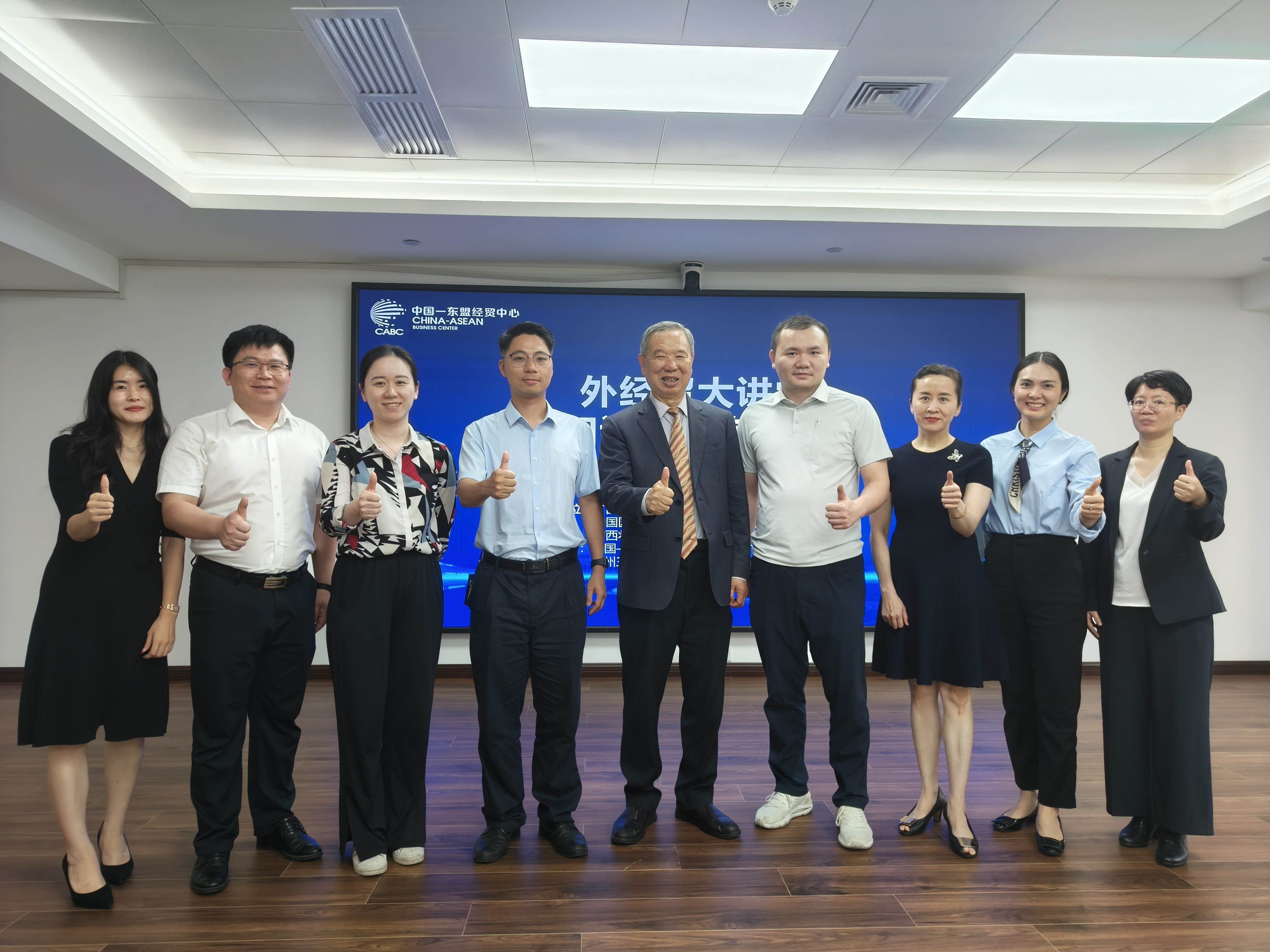 19-合影x.jpg 19-合影x.jpg